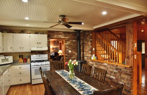 McCloud House | The McCloud Vacation Home on Mt. Shasta Sleeps 10+, Free Wifi
