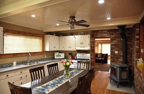 McCloud House | The McCloud Vacation Home on Mt. Shasta Sleeps 10+, Free Wifi