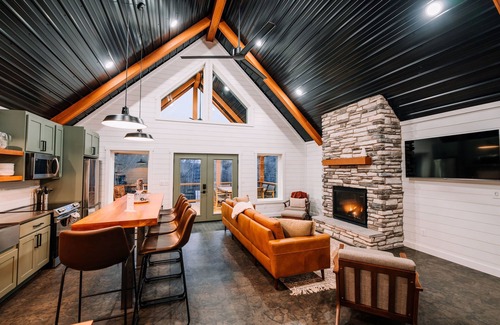 Rockbridge Cabin | The Meadow View – 3 Suites - Secluded Luxury