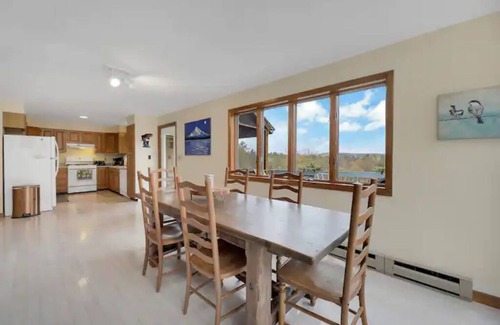 Otis House | The Meadows House @ Otis Ridge w/7-person hot tub