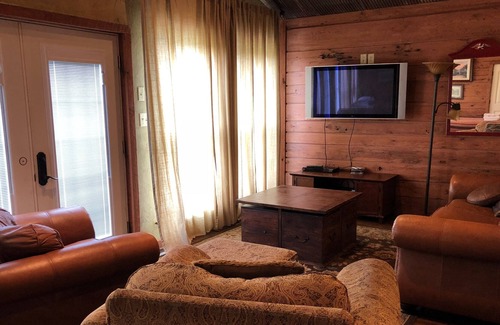 Eucha House | The Meadows Lodge is a Hotel style lodge with 8 rooms and 2 suites available.
