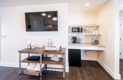 Fredericksburg House | The Melvin: Wine Trail Oasis, Hot Tub & Fire Pit