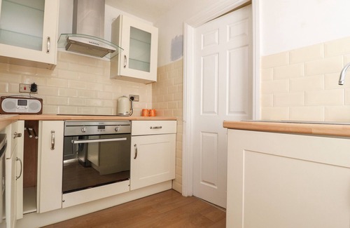 Lytham St. Anne's Cottage | THE MEWS COTTAGE, pet friendly, with a garden in Lytham St. Annes