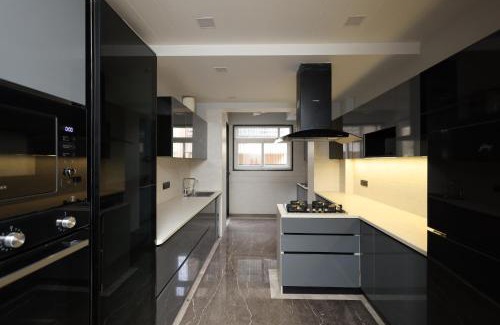 Gurugram Apartment | The Midnight Studio - Your Galleria Getaway