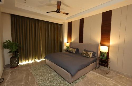 Gurugram Apartment | The Midnight Studio - Your Galleria Getaway