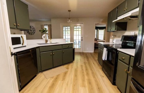 Kingsland House | The Modern Georgian - 6 min to I95, 3 Bd-2 Ba