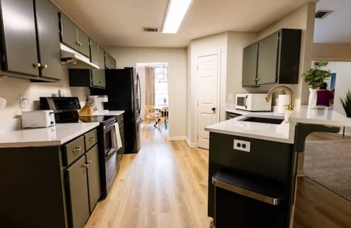 Kingsland House | The Modern Georgian - 6 min to I95, 3 Bd-2 Ba
