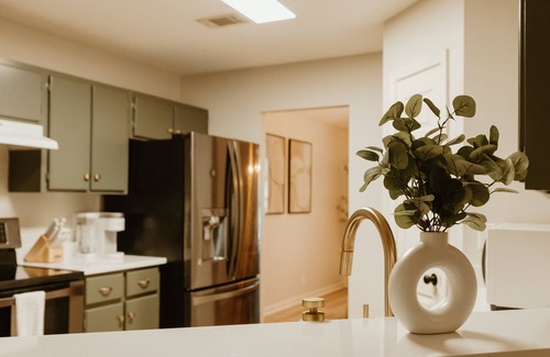 Kingsland House | The Modern Georgian - 6 min to I95, 3 Bd-2 Ba