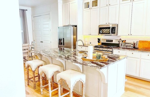 Fayetteville House | The Modern Mission, 3 bed/3 bath, 2 mi from UA and Dickson, 2 bikes included
