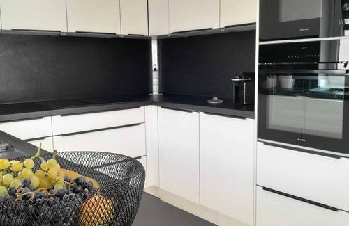 Parndorf House | The Moment Luxury Suites- Parndorf, Modern house in Parndorf with garden & pool