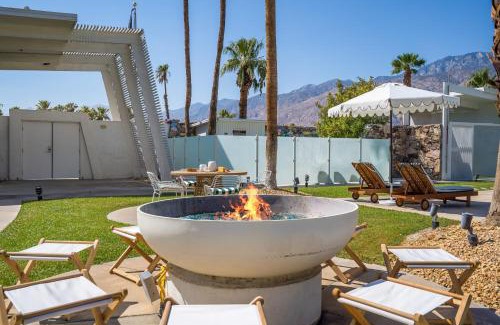 Desert Park Estates Hotel | The Monkey Tree Hotel Buyout by AvantStay Entire Hotel Buyout! Funky Rooms with Modern Amenities!