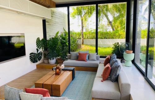 Long Beach Villa | The Moonlight Villa