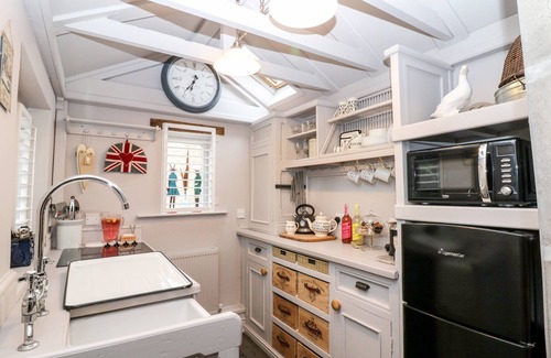 Matlock Cottage | THE MOUSE HOUSE, romantic, with open fire in Winster