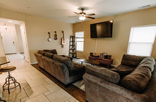Northgate House | The Musical Getaway | Near Downtown | Fast Wifi