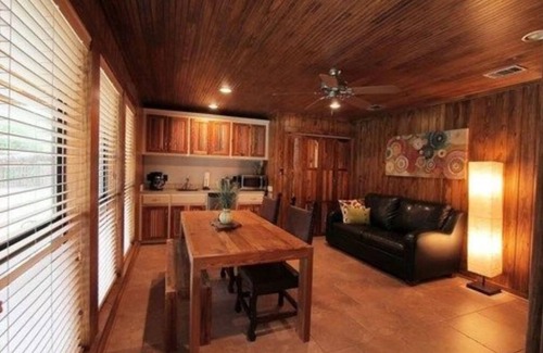 Uvalde Bed & Breakfast | The Mustang - luxury w/a balcony