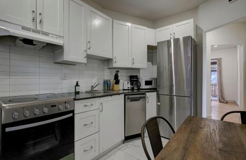 Cote-Des-Neiges—Notre-Dame-De-Grace Apartment | The NDG Nest A Relaxing 3BR Getaway in DT MTL