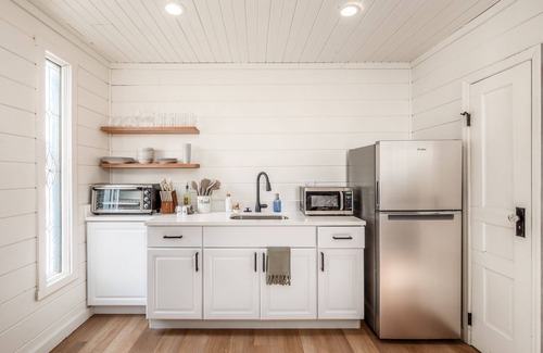 New Plymouth Cabin | The Nest + Pickleball Court l Hot Tub l Hiking