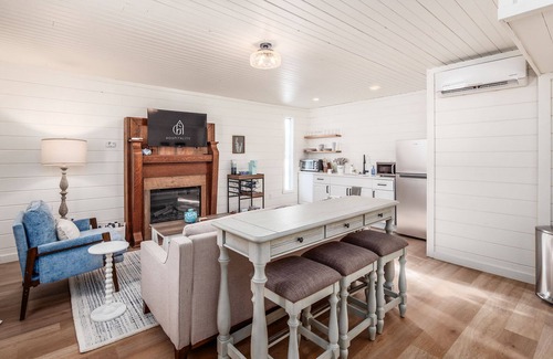 New Plymouth Cabin | The Nest + Pickleball Court l Hot Tub l Hiking