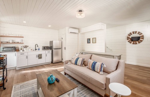 New Plymouth Cabin | The Nest + Pickleball Court l Hot Tub l Hiking
