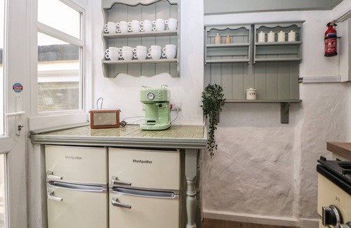 Leek House | THE NOOK, family friendly, character holiday cottage in Leek