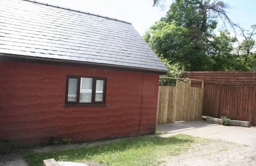 Mawr Cottage | The Nook - Farm Park Stay with Hot Tub, BBQ & Fire Pit
