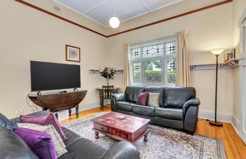 Toorak Gardens House | 'The Nook' Peaceful Toorak Gardens Retro Cottage