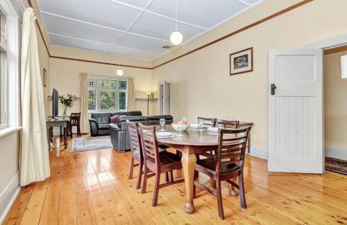 Toorak Gardens House | 'The Nook' Peaceful Toorak Gardens Retro Cottage
