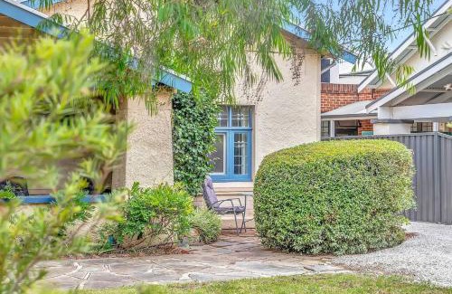 Toorak Gardens House | 'The Nook' Peaceful Toorak Gardens Retro Cottage