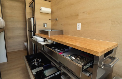 Golden Glades Cabin | The North House: Cozy tiny Retreat with Free Parking, Wifi & Great Amenities
