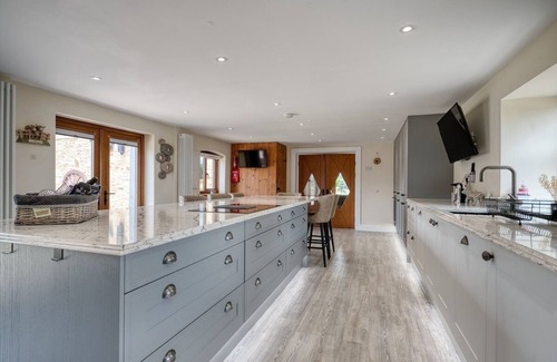 Crook House | The Oak, Country Home, Sleeps 4 with Hot Tub