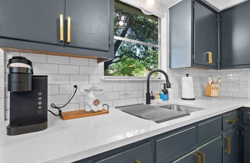 Georgetown House | The Oak on 6th Walk to the Georgetown Square