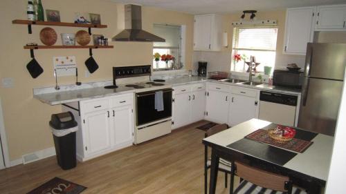 White Cottage House | The Oak Ridge House