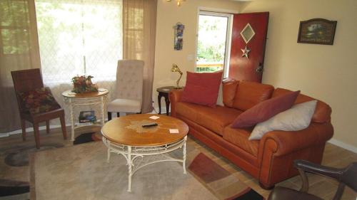 White Cottage House | The Oak Ridge House