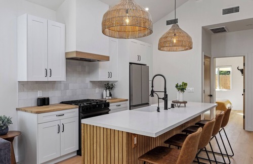 Thousand Oaks House | The Oaks. A Luxury New Build In Thousand Oaks with AC, WiFi, Fire Pit, Fast WIFI