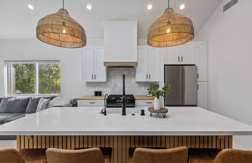 Thousand Oaks House | The Oaks. A Luxury New Build In Thousand Oaks with AC, WiFi, Fire Pit, Fast WIFI