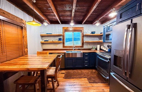 Dundee House | The Oaks | Cozy 1920s Farmhouse | Hot Tub