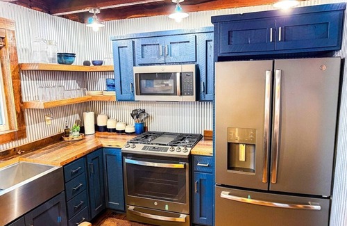 Dundee House | The Oaks | Cozy 1920s Farmhouse | Hot Tub