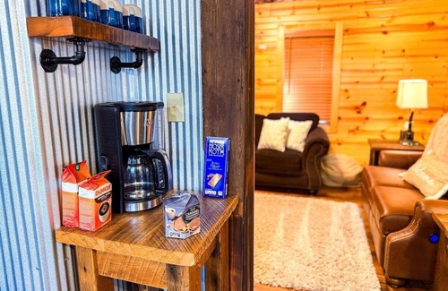 Dundee House | The Oaks | Cozy 1920s Farmhouse | Hot Tub