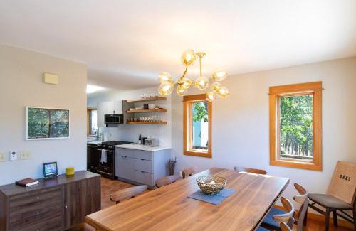 Lyle House | The Oaks