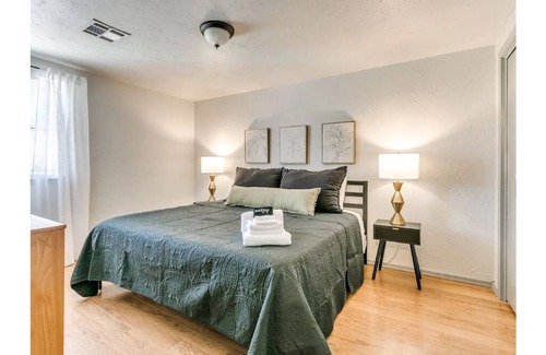 Norman House | The Oasis - Relaxing 5 Bedroom with a Pool near OU
