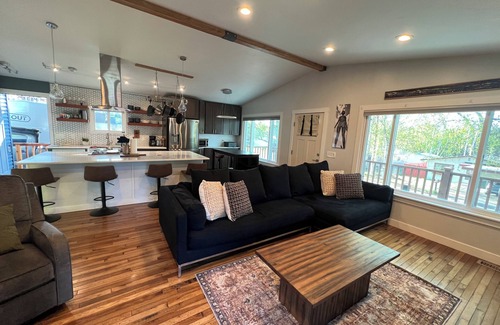 Sand Lake House | The Octopus Den! Cozy 3bd 2bth sleeps 8!