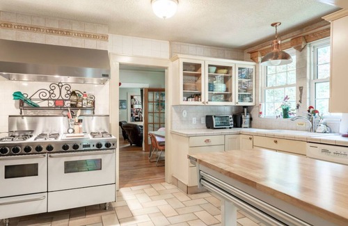 Swannanoa House | The Old Bee, 2300 sqft private home 15 mins from Asheville or Black Mountain
