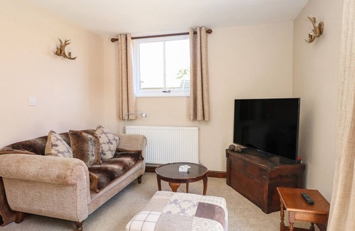 Foxley Cottage | THE OLD CHAPEL, family friendly, with hot tub in Bawdeswell