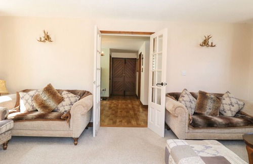 Foxley Cottage | THE OLD CHAPEL, family friendly, with hot tub in Bawdeswell