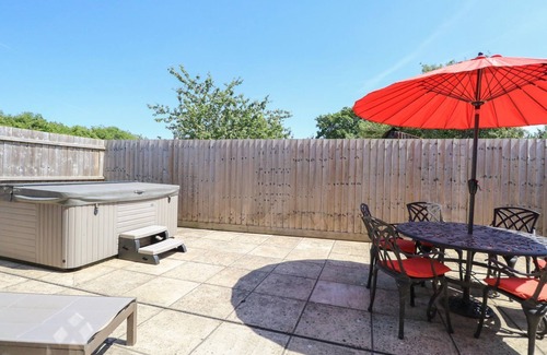 Foxley Cottage | THE OLD CHAPEL, family friendly, with hot tub in Bawdeswell