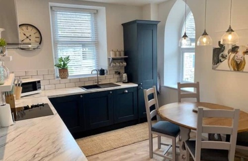 Tideswell Apartment | The Old Chapel Tideswell Peak District - 2 ensuite bedrooms- ideal for 2 couples