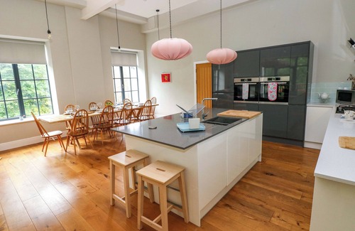 Pentrefelin Cottage | THE OLD CREAMERY, with a garden in Ffairfach