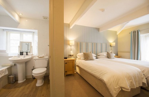 Treator Hotel | The Old Custom House