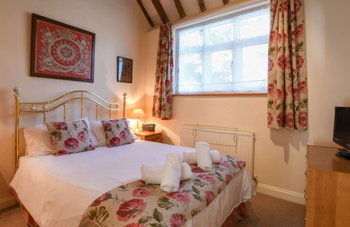 Melton Cottage | THE OLD FORGE, MELTON, pet friendly, with a garden in Melton