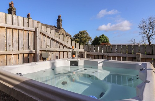 Ingrow Cottage | THE OLD HEN SHED, pet friendly, with hot tub in Haworth